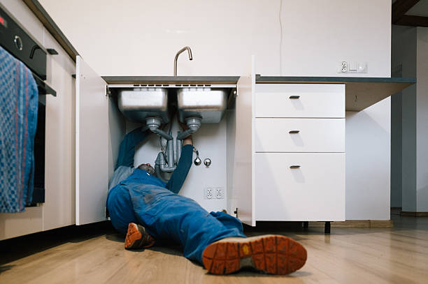 Professional Emergency Plumber technician working in Glen Saint Mary, FL